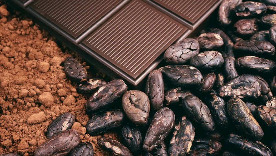 Cédric LEGER dans son atelier de création chocolatée